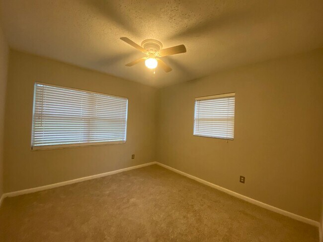 Building Photo - 1421 Ridgecrest Rd