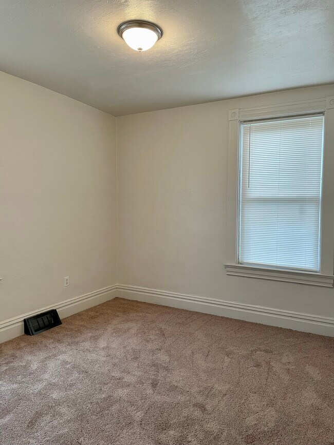 Building Photo - 676 Middle Ave