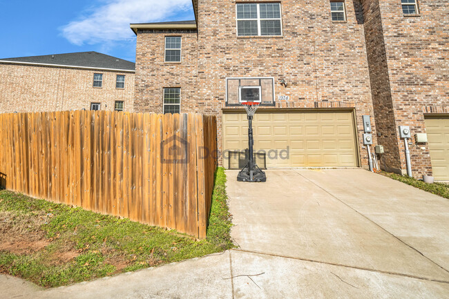 Building Photo - 1934 Timber Oaks Dr