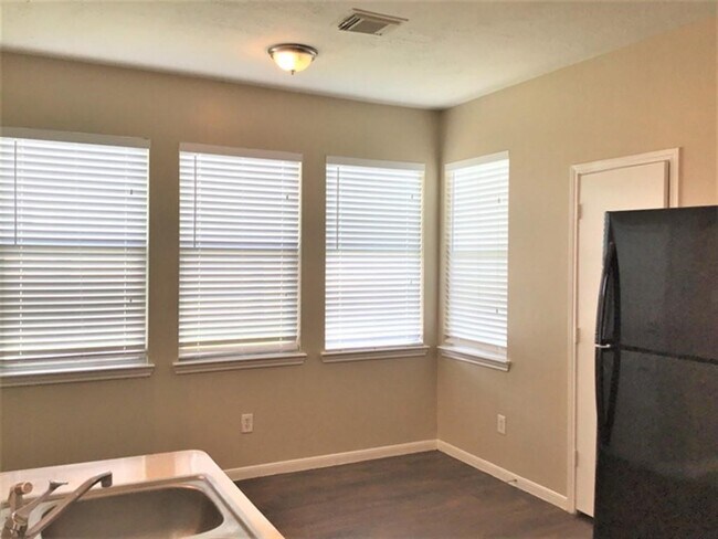 Building Photo - 3927 Dogwood Bough Ln