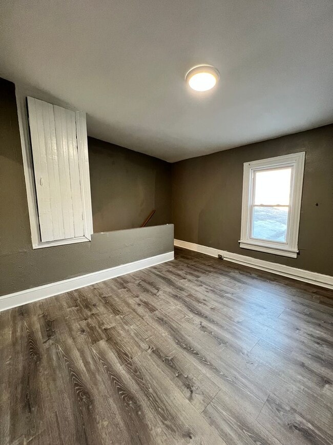 Building Photo - 5 Bedroom 1 Bath Home Available