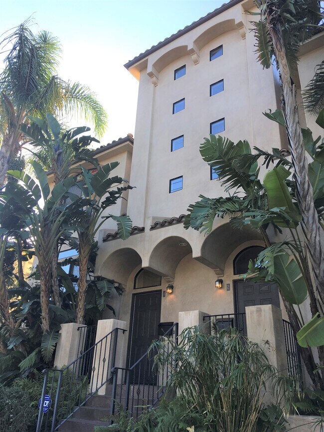 Primary Photo - 15920 W Sunset Blvd