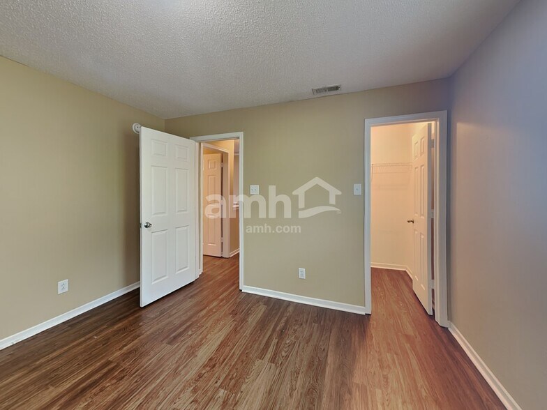 Building Photo - 15065 Fawn Hollow Ln