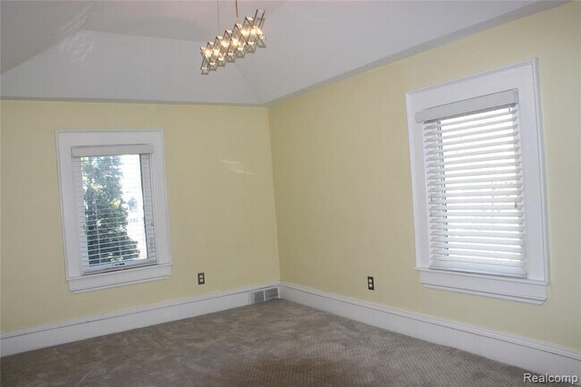 Building Photo - 115 E Lincoln St