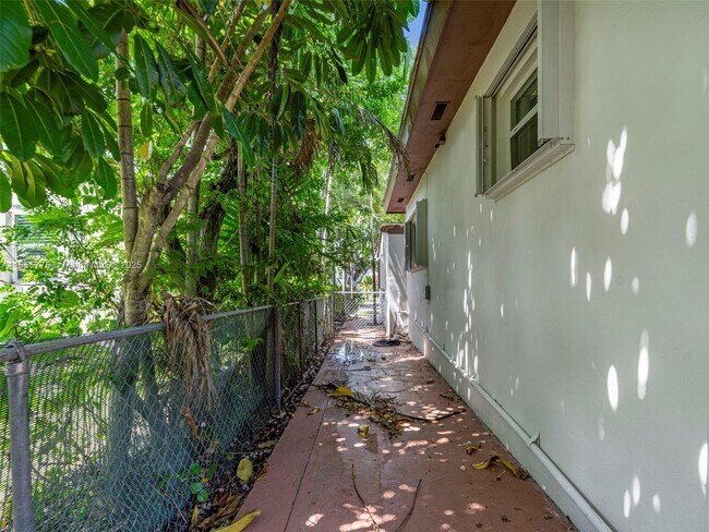 Building Photo - 4850 SW 5th Terrace