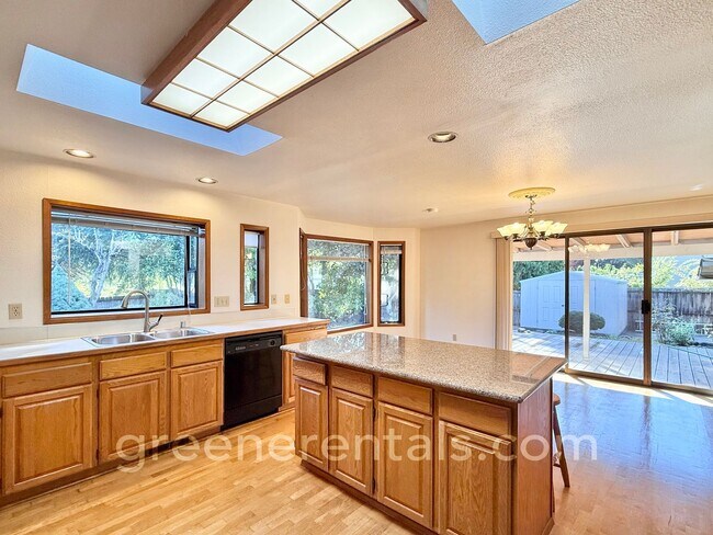 Building Photo - Cozy Meets Convenient in This Lacey Charme...