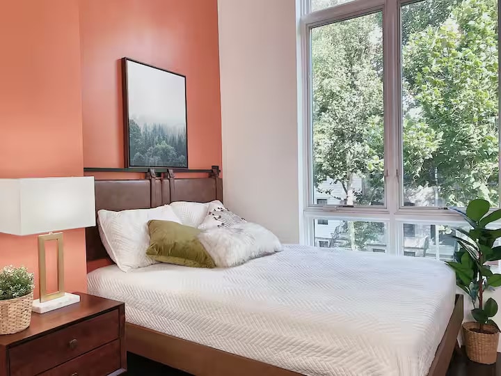 Building Photo - Furnished room/NOT APARTMENT