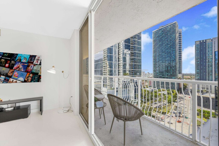 Building Photo - 1200 Brickell Bay Dr