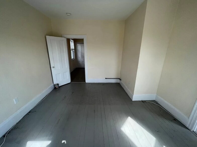 Building Photo - 10 Warren St