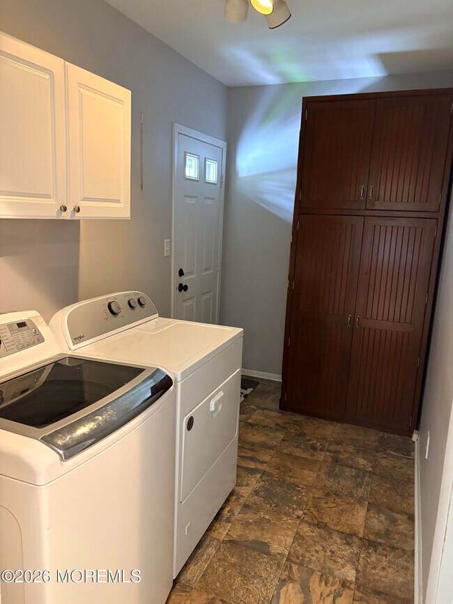 Building Photo - 210 Henderson Ct