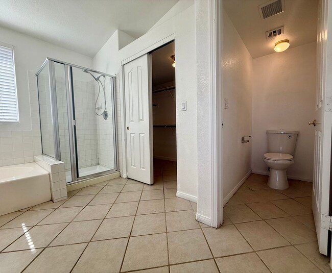 Building Photo - Fantastic 3 bed/2.5 bath in the Northwest ...