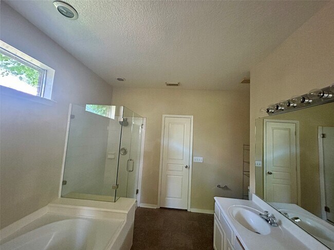 Building Photo - 23 Tivoli Garden Ct