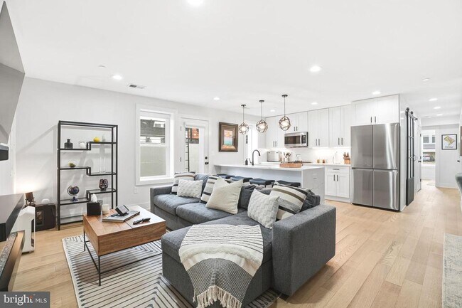 Building Photo - 616 Quebec Place NW