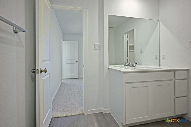 Building Photo - 527 Sarah Wy