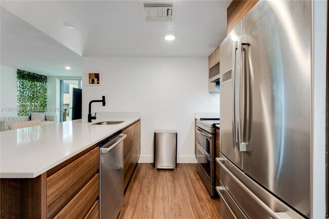 Building Photo - 9261 E Bay Harbor Dr