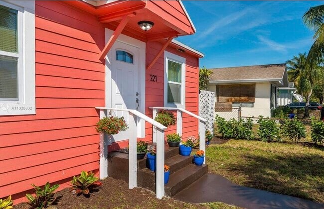 Building Photo - 221 C St