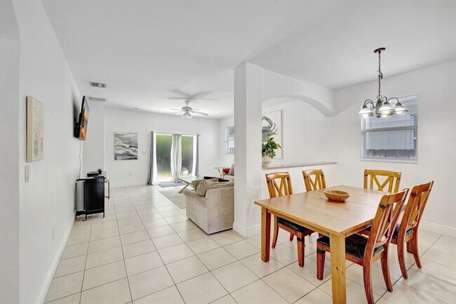 Building Photo - 1816 SW 21st St