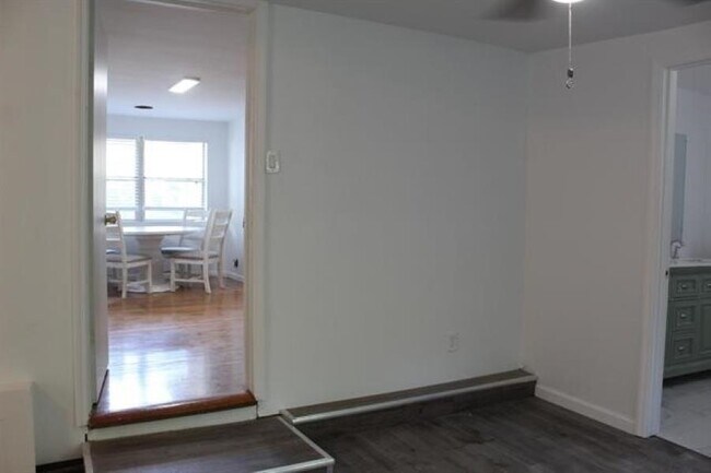 Building Photo - 2900 Gerald Dr