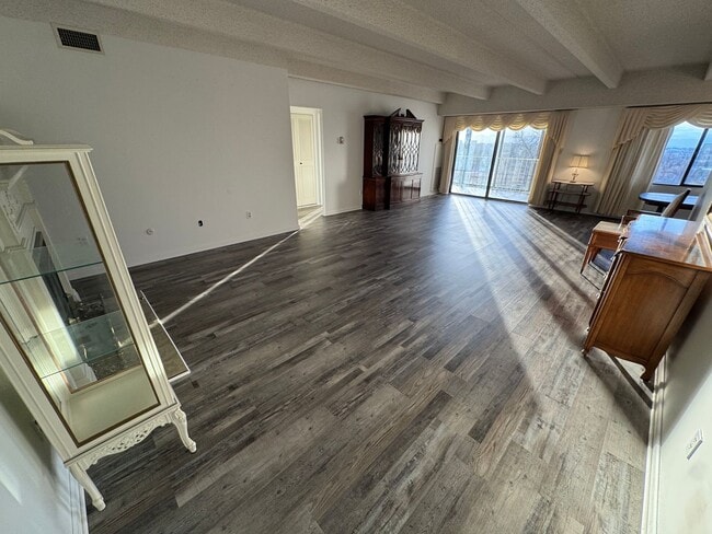 Building Photo - Great Candlewyck condo with and amazing view and lifestyle that can't be beat