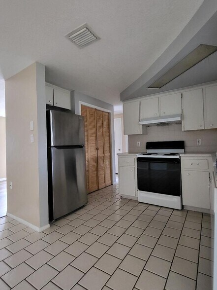 Kitchen - 1440 Brixton Ln