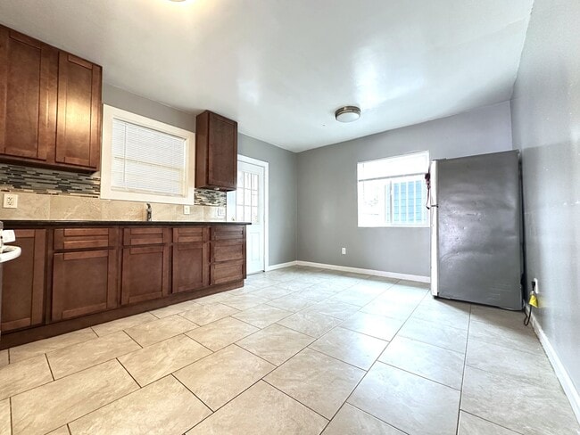 Building Photo - ~Lovely 2bdrm/2bath Newly Remodeled Home W/Washer&Dryer Hook Ups!