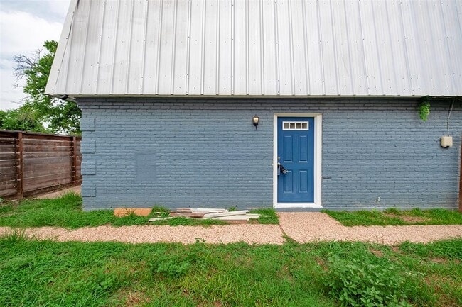 Building Photo - 2217 Mission Hill Dr