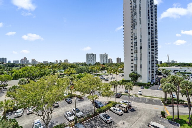 Building Photo - 3701 N Country Club Dr