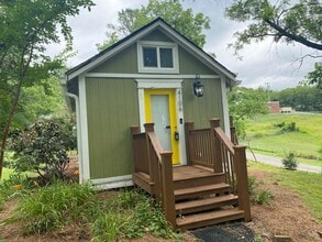 Building Photo - Furnished Tiny House!