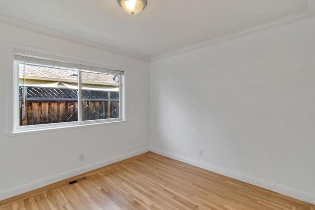 Building Photo - 123 Dunsmuir Way