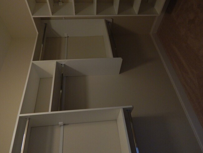 Building Photo - Spacious 6 bedroom, 4 bathroom home!