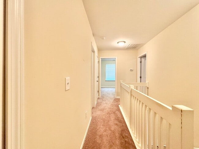 Building Photo - 3 Bedroom End Unit in Robyn's Glen !