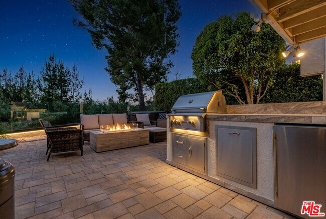 Building Photo - 2637 Angelo Dr