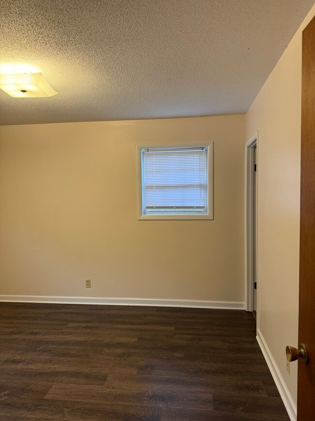 Building Photo - 102 Victoria Dr