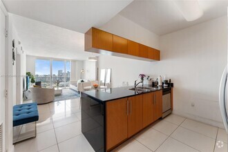 Building Photo - 1750 N Bayshore Dr