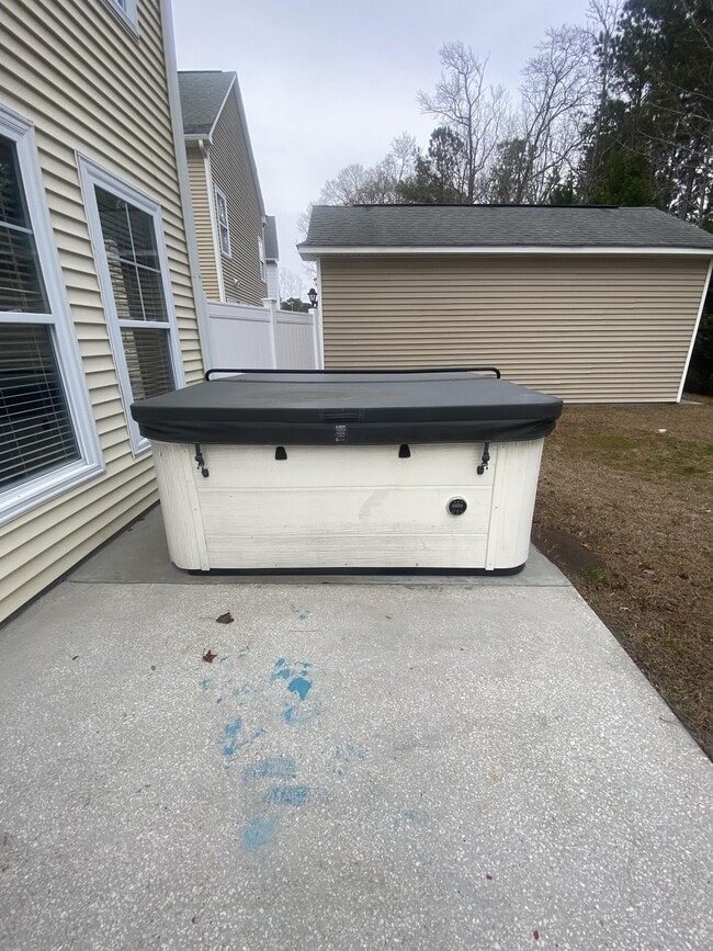 Building Photo - 421 Emerson Dr