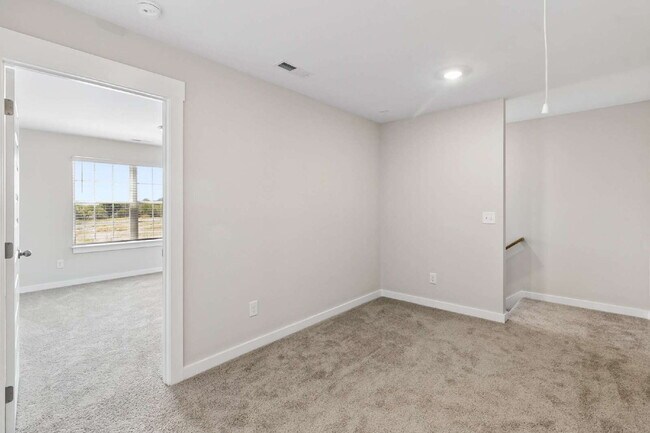 Building Photo - "Charming 3-Bed Townhouse Retreat with 2.5 Baths in Hendersonville's Heart!"