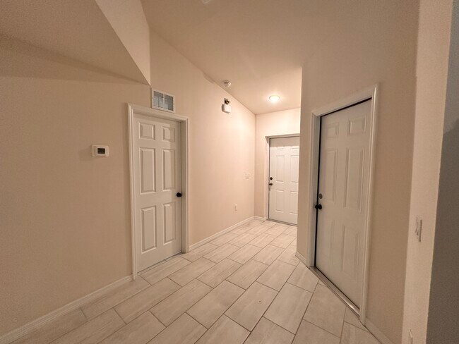 Building Photo - 1020 NE 15th Ln