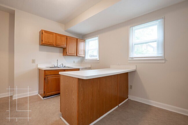 Building Photo - Single Family Home Available Now!