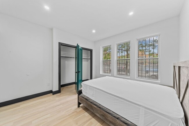 Building Photo - 2458 Lorillard Pl