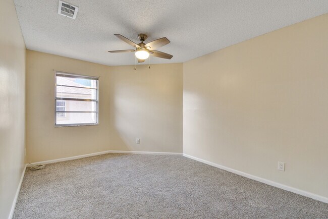 Building Photo - BEAUTIFUL THREE BEDROOM TOWNHOME WITH GARAGE(AVAILABE NOVEMBER)