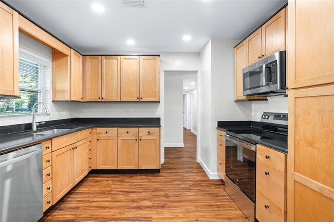 Building Photo - 516 Baxter St