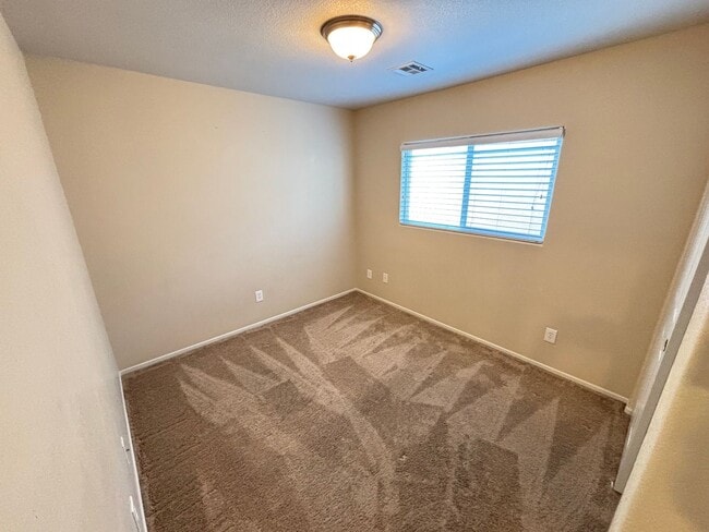 Building Photo - Gorgeous 3Bed/2.5Bath, 2-Story Home located in the SW part of the valley