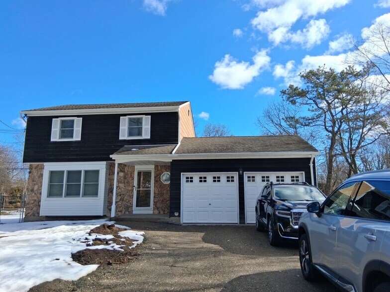 Building Photo - 34 Old East Neck Rd