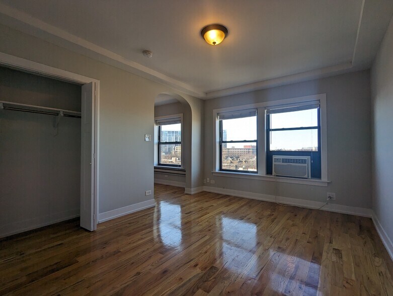 Building Photo - 557 W Arlington Pl