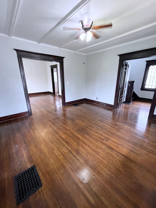 Building Photo - 1112 Salina St