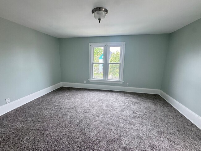 Building Photo - Large 4 bedroom home!