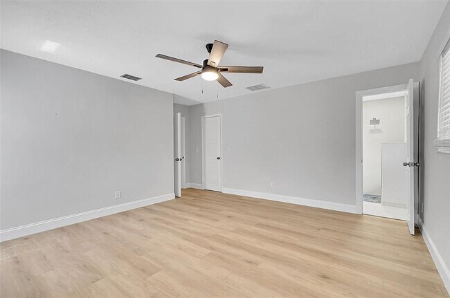 Building Photo - 5700 SW 120th Ave