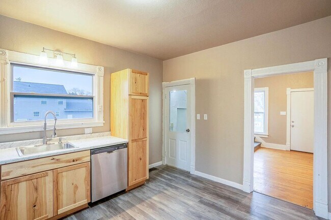 Building Photo - 4 Bedroom 1 Bath - Short term lease available contact for more information