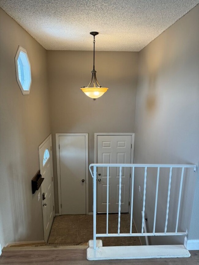 Building Photo - Cozy Pikes Peak Panorama 3BD/1.5BA Split-L...