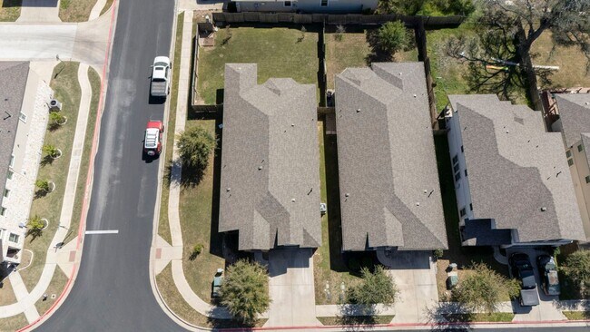 Building Photo - Dripping Springs Charmer